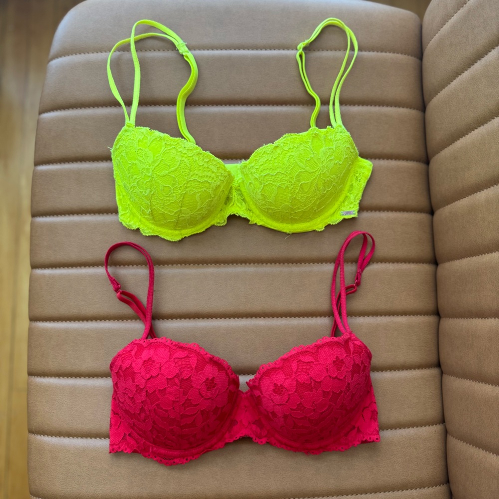 Two Victoria Secret Lace Bras 32C Bundle